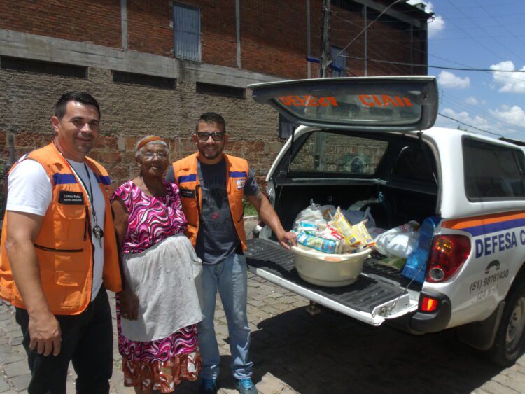 Defesa Civil de Estrela doa alimentos para frentes solidárias