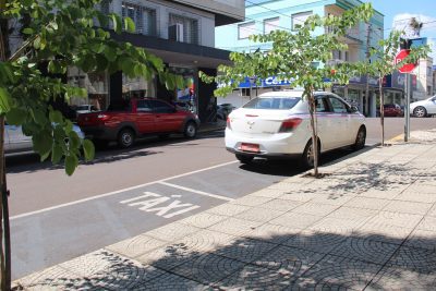 Taxistas legalizados reclamam da atuação de veículos não autorizados (Fotos: Arquivo/Divulgação)