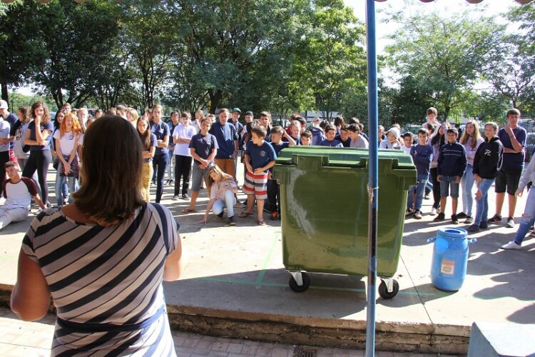 EMEF São João recebe primeiro contêiner do projeto Ecoponto