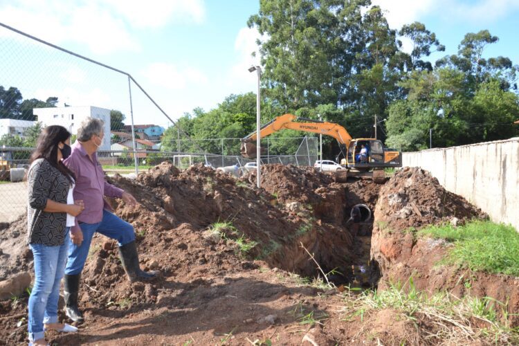 Prefeitura realiza a troca de tubulação para conter áreas de alagamentos