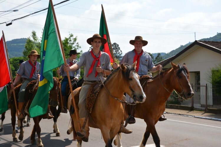 Tempo chuvoso transfere o Desfile Farroupilha