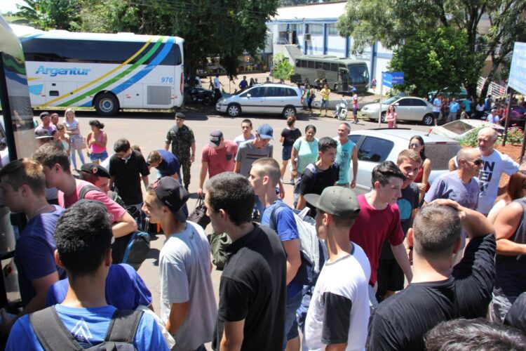 Jovens selecionados embarcam para o quartel rumo a São Gabriel