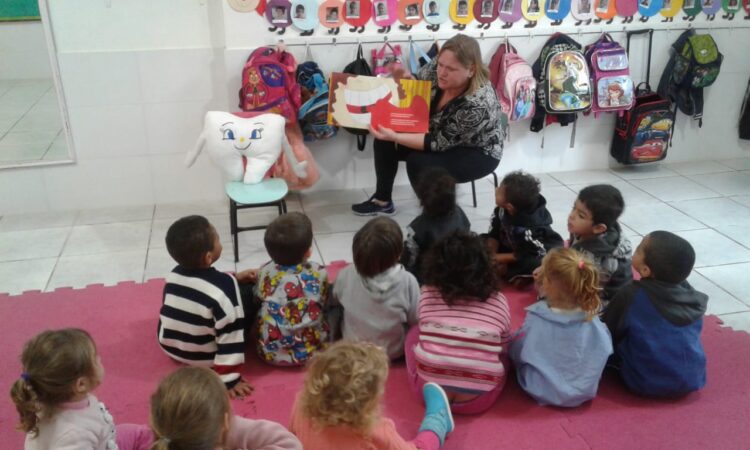 Encontro na escola integra crianças e familiares