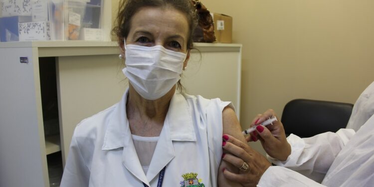 Profissionais da saúde que atuam na linha de frente da Covid-19 são vacinados em Lajeado