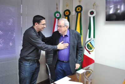Enoir recebe os cumprimentos do prefeito Adroaldo (Foto: Cris Costa)