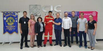 Bombeiros recebem percentual de bilheteria do 10º Encontro Nacional de Veículos Antigos de Teutônia