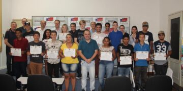 Jovens do Projeto Aprendiz recebem certificados