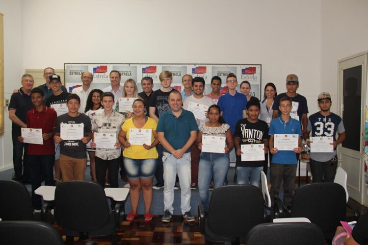 Jovens do Projeto Aprendiz recebem certificados