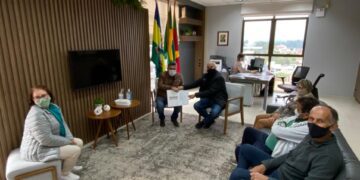 Prefeito recebe ofício com indicação de emenda para reforma de Praça