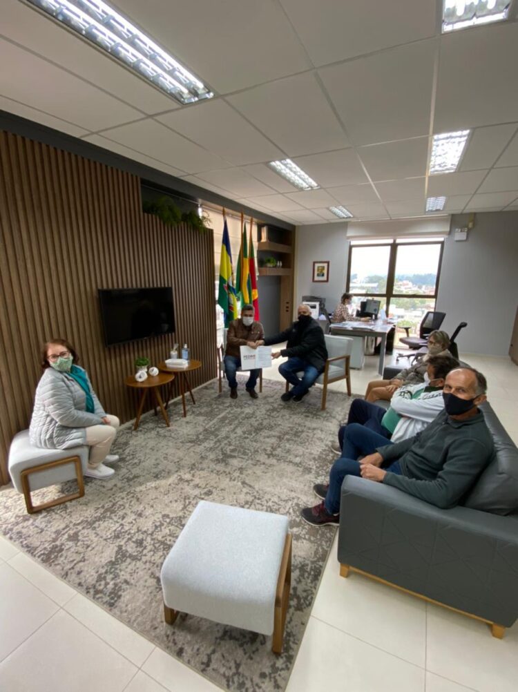 Prefeito recebe ofício com indicação de emenda para reforma de Praça
