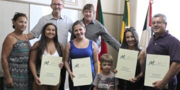 Famílias do Bairro Boa União recebem escrituras dos imóveis