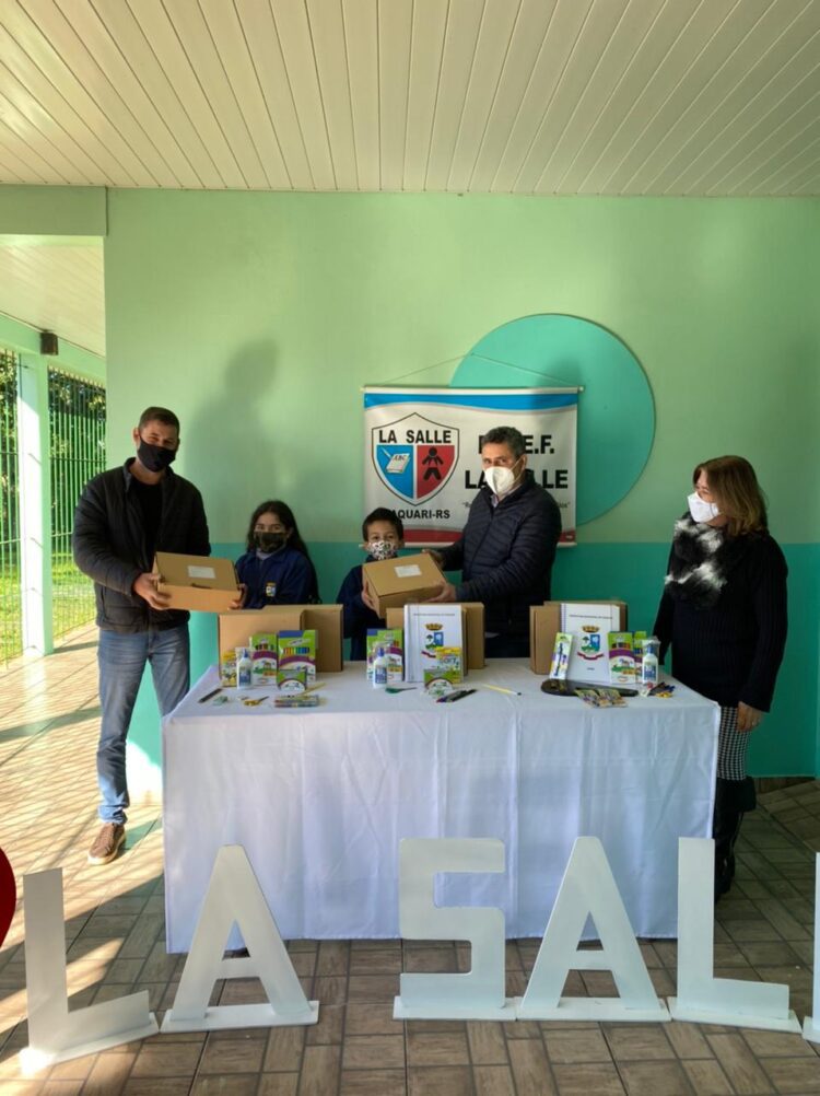 Administração de Taquari inicia a entrega de materiais para alunos da rede municipal