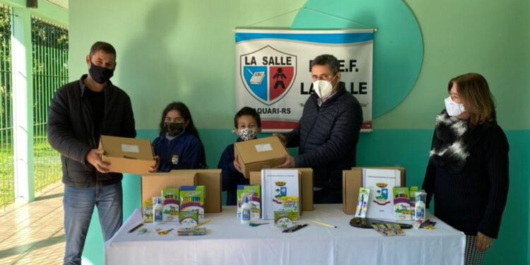 Administração de Taquari inicia a entrega de materiais para alunos da rede municipal