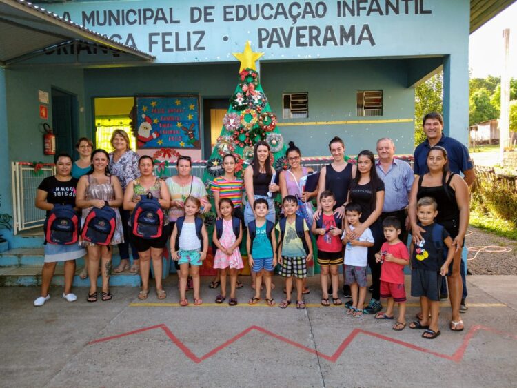 Prefeitura entrega mochilas e kits escolares a alunos da Rede Municipal de Ensino
