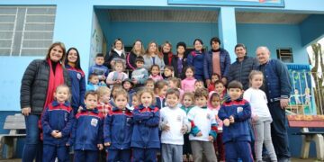 Prefeitura entrega uniformes escolares para Rede Municipal de Ensino