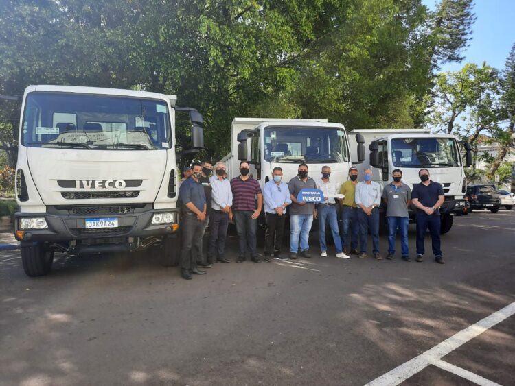 Agricultura de Estrela recebe três caminhões novos