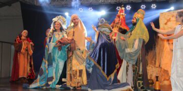 Natal em Estrela foi de caravana luminosa, música e humor no fim de semana