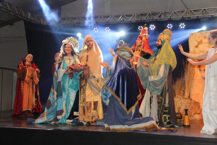 Natal em Estrela foi de caravana luminosa, música e humor no fim de semana