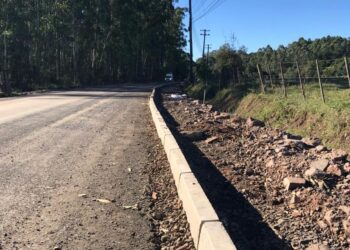 Avançar Cidades: ruas que serão asfaltadas recebem base e meio-fio