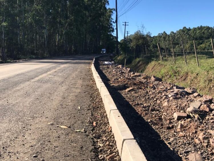 Avançar Cidades: ruas que serão asfaltadas recebem base e meio-fio