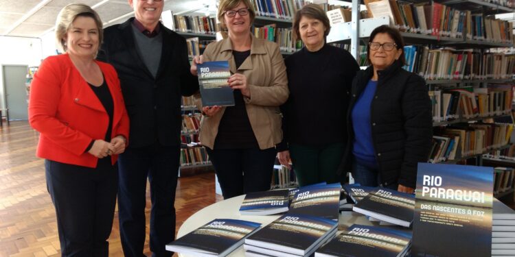 Biblioteca e escolas recebem exemplares do livro de Eunice Ramos