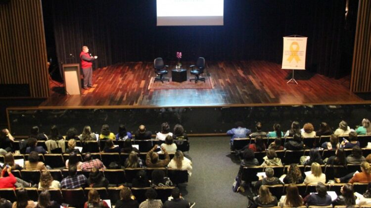 Servidores da Secretaria de Saúde, Assistência Social e Habitação de Colinas participam de seminário sobre suicídio