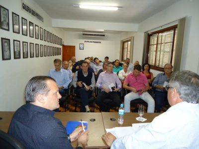 Coordenador geral da Famurs (esq.) falou sobre movimento para prefeituras obterem valor das multas (Foto: Paulo Ricardo Schneider)