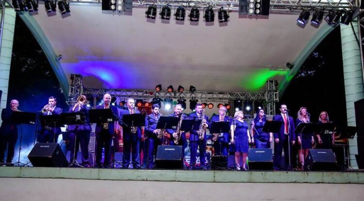 Orquestra de Encantado se apresenta na Praça da Bandeira