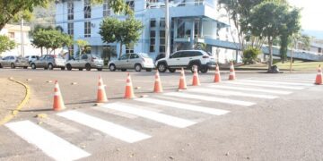 Faixas de segurança e lombadas estão sendo pintadas em Muçum