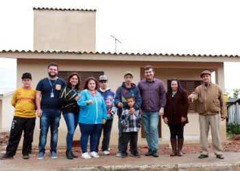 Prefeitura entrega mais 3 casas do programa habitacional do PAC 2