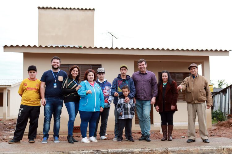 Prefeitura entrega mais 3 casas do programa habitacional do PAC 2