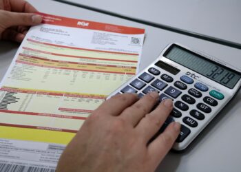 Famílias de baixa renda podem solicitar redução da conta de energia elétrica