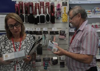Coronavírus: Procon Estrela visita farmácias e supermercados