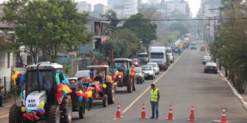 Homenagem ao colono e motorista reúne centenas em Estrela