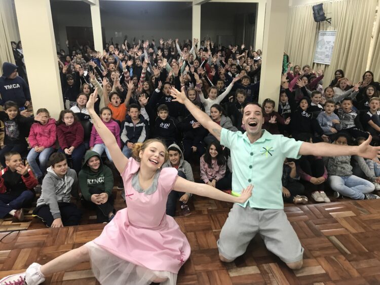 Peça teatral leva Educação Financeira aos alunos da região