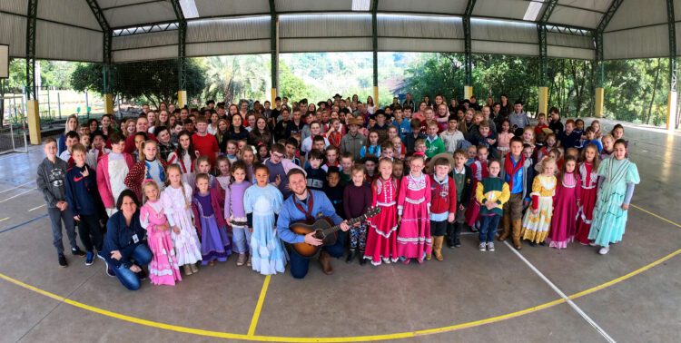 Música e tradição são trabalhadas em oficinas culturais para alunos de Santa Clara do Sul