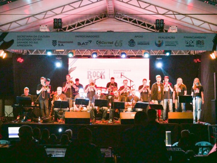 Imigrante celebra o sucesso do Dia Mundial do Rock
