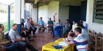 Secretaria distribui cheques incentivo