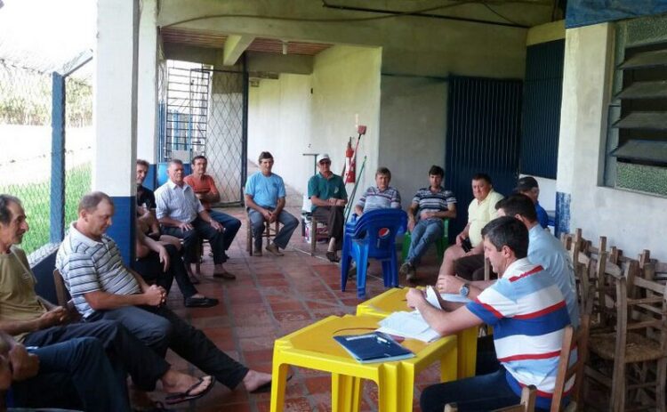 Secretaria distribui cheques incentivo