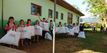Secretaria de Educação entrega sacolas ecológicas