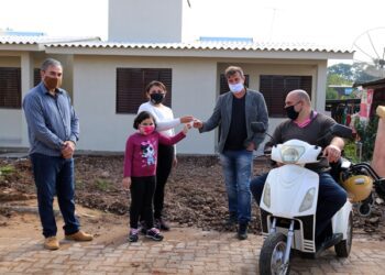 Duas famílias recebem novas casas em Bom Retiro do Sul