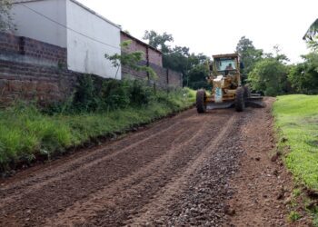 Secretaria de Obras recupera calçada e faz patrolamento de ruas