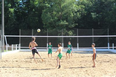  Beach Soccer e Futevôlei estão entre atividades oferecidas na área de Lazer Pérola do Vale (Foto: Maica Viviane Gebing) 