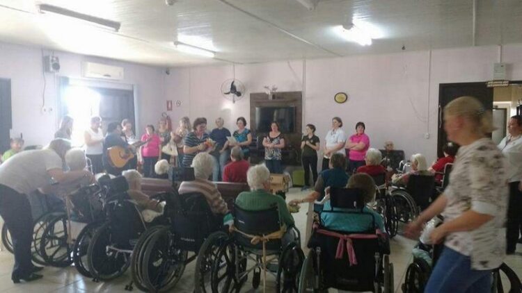 Grupo de Humanização do Hospital Ouro Branco alegra o Dia dos Avós