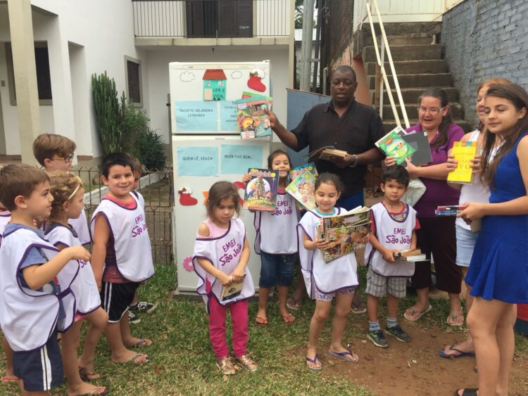 Projeto Geladeira Literária chega ao bairro Oriental