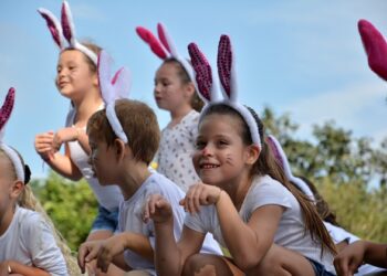 Páscoa na Praça promoveu tarde de integração, diversão e magia