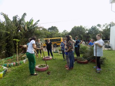 Grupo visitou a horta terapêutica do CRAS (Foto: Divulgação)