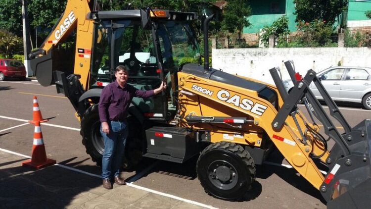 Administração adquire retroescavadeira