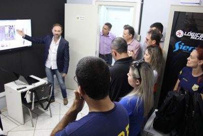 Sistema foi testado na presença de jornalistas junto a sala de videomonitoramento no 22º BPM da Brigada Militar (Foto: Rafael Grün)
