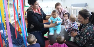 Bola suíça é usada para aprimorar o desenvolvimento de bebês